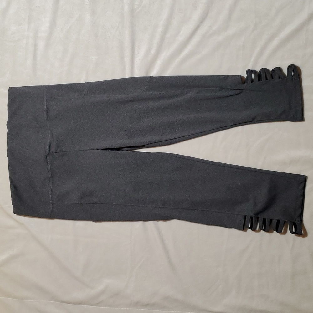 ShoSho Women's Athletic Capri Leggings Size L Gray Side Pockets Leg Cut Outs EUC
